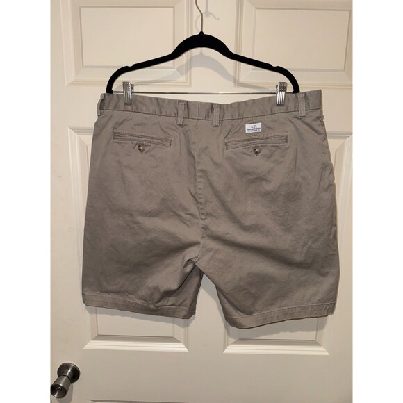 Vineyard Vines Khaki Breaker Shorts 9" Inseam Size 40 EUC Preppy Coastal Chino - Picture 2 of 3